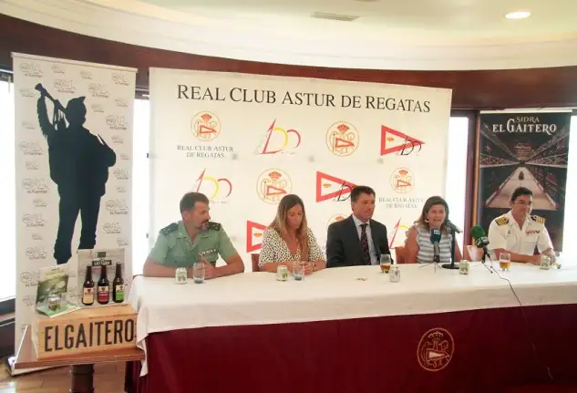 La mesa de la presentación oficial en el Club de Regatas... con la "chica de oro": Angela Pumariega (Foto Félix G.Muñiz)