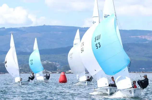 El viento trajo a jaque a los comités de las areas de regata en Arousa