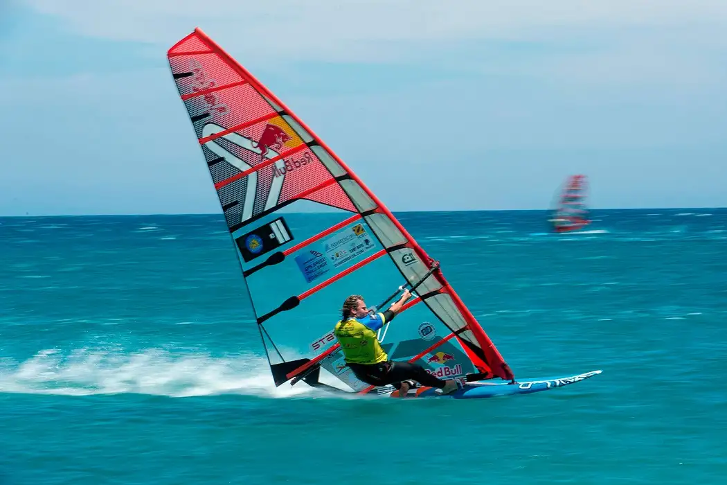 Entre los deportistas confirmados en el evento se encuentran los campeones del mundo Gisela Pulido (10 veces campeona de kitesurf) y Björn Dunkerbeck (42 veces campeón de windsurf)