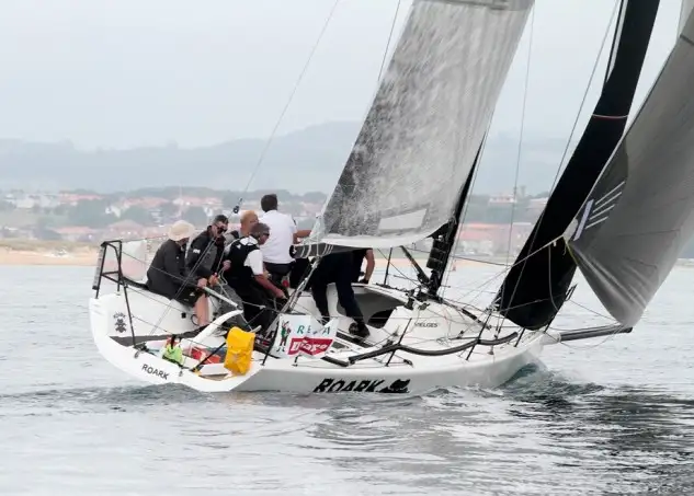 Las previsiones en cuanto a la intensidad del viento para navegar hasta Gijón no son nada favorables, por el momento se anuncia viento flojo en las primeras millas de la travesía. Por lo tanto, se prevé una regata lenta en el inicio, de todas formas, habrá que esperar unas horas para ver cómo evoluciona la meteorología por la tarde, noche (Foto Félix G.Muñiz)