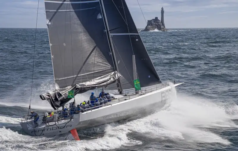 El Rambler 88 protagonizó un intenso pulso con el SHK Scallywag, que durante horas lideró a la flota de monocascos. El equipo estadounidense superaba a su rival a mediodía de ayer aprovechando una transición entre dos frentes