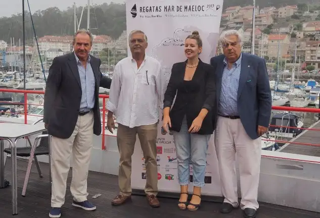 En el acto la concejala de Deportes del Ayuntamiento de Poio, Rolando Andrade máximo responsable de la Marina Combarro, José Antonio Portela vicepresidente del Real Club Náutico de Vigo organizador del evento, y Manuel Pedro Seoane director de Mar de Maeloc