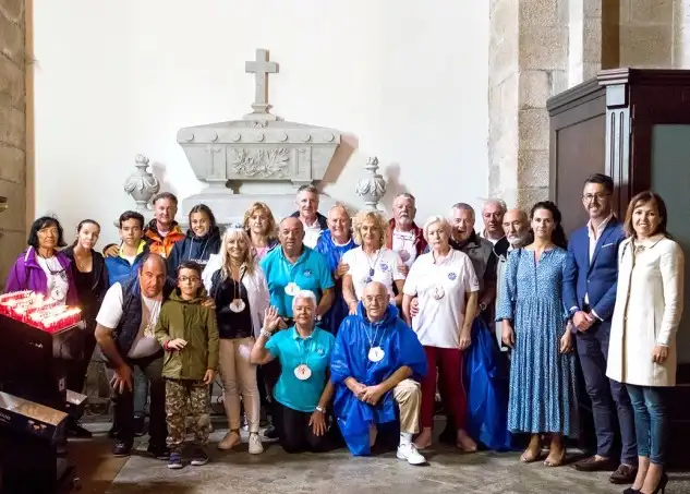 Finalmente fue la Teniente de Alcalde de Porto do Son, María Maneiro, la encargada de realizar la Ofrenda al Apóstol Santiago, misión que le fue encomendada por su máximo regidor, Luís Oujo, Alcalde de la localidad sonense, que estuvo presente en todo momento en la celebración de la Misa del Peregrino, al igual que representantes del Real Club Náutico Portosín y el presidente de la Asociación de O Cabaleiro das Cunchas, Javier Grande, y su Comodoro, Manuel Veiga (Foto Luis Fraguas)
