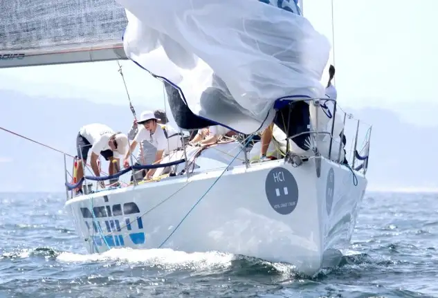 El barco del Real Club Náutico de Vigo aventaja al Mirfak de la Armada Española en cinco puntos (Foto Juan Caballero)