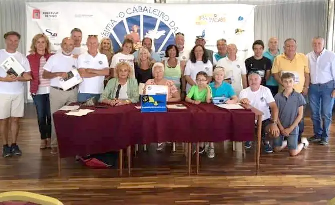 El Liceo de Bouzas acogió el acto en el que todos los peregrinos recibieron el documento de esta última edición (Foto Juan Caballero)