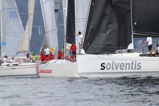 “Solventis” armado por los hermanos Moro, Alberto y Pablo, y con Malalo Bermúdez de Castro, fue uno de los beneficiados por el poco viento en la Vigo-Sanxenxo que marcó el inicio de este “Rías” (Foto Pedro Seoane)