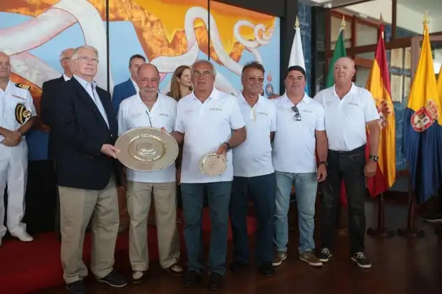 El Trofeo Fernando de Magallanes fue entregado a la tripulación del Swing por Manuel Villas Boas, descendiente del mítico navegante portugués
