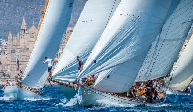 Argos (Clásicos), January Sails (RI Clásicos), Cippino (Época Bermudiana) y Marigan (Época Cangreja) lideran la competición tras la primera jornada de la gran regata de clásicos organizada por el Club de Mar Mallorca (Foto Nico Martínez)