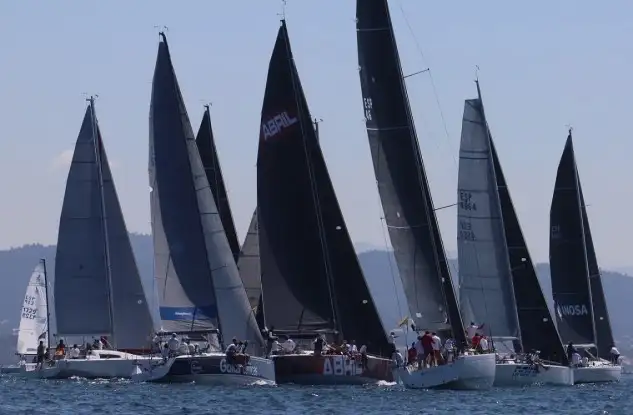 El lío está armado en la Clase 1... donde cuatro barcos se la juegan en la última etapa... pero dependen unos de otros (Foto Pedro Seoane)