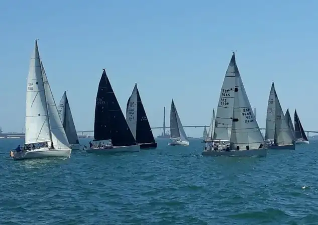 ‘Brujo’, ‘Leiden’ y ‘Puerto Sherry II’, primeros líderes de la 25ª Regata Juan de la Cosa, prueba puntuable para el circuito autonómico que ha dado comienzo hoy en aguas de la bahía de Cádiz