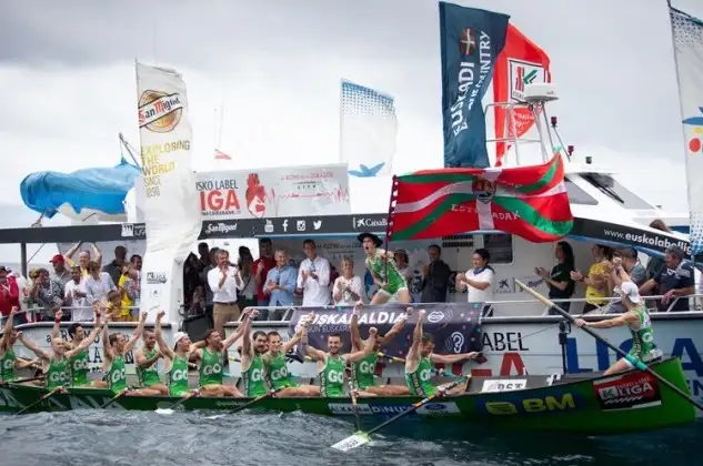 La ‘Ama Guadalupekoa’ vence en la segunda jornada de la XLII Zarauzko Estropadak y se lleva la bandera a casa