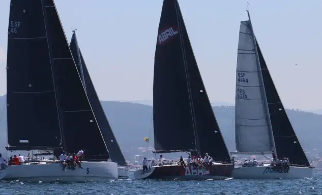 "Solventis", "Aceites Abril" y "Pairo 8" en una de las salidas de la Regata Mar de Maeloc Rías Baixas (Foto Pedro Seoane)