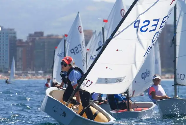 Organizado por el Real Club Astur de Regatas, con la colaboración del Patronato Deportivo Municipal de Gijón... estando reservada a las clases: optimist, feva, snipe, láser 4.7 y Radial (Foto Félix G.Muñiz)