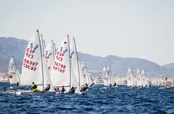 Victoria de las campeonas del mundo sub-17 de 420 en la primera jornada
