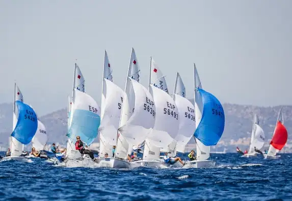 Mañana será la jornada más lúdica de la regata en la que tendrá lugar el Team Racing para los Optimist a partir de las 11:00 horas y para el resto de vela ligera dará comienzo a las 12:00 horas... además, el mismo sábado comenzarán las pruebas para el resto de clases participantes... la vela latina arrancará las 13:00 horas, seguida, media hora más tarde por los cruceros y finalmente a las 14:00 horas se dará la salida a las clases restantes de Musto Skiff, Acces Individual, Windsurf Foil y Snipe
