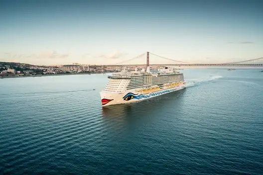 AIDA Cruises se confirma como una compañía pionera en numerosas áreas. Así, a finales de 2020, 12 de los 14 barcos de AIDA estarán equipados para recibir energía desde tierra donde esta tecnología esté disponible, una práctica que viene usando desde 2017 el AIDAsol para su aprovisionamiento regular de energia en la central eléctrica de Hamburgo-Altona.... como parte de su estrategia "Green Cruising”, AIDA también está explorando las posibilidades de producción de gas licuado libre de CO2 a partir de fuentes renovables