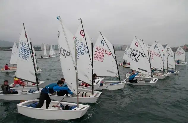 Durante el fin de semana tuvo lugar en la bahía de San Lorenzo, el VIII Trofeo Villa de Gijón de Vela Ligera organizado por el Real Club Astur de Regatas con la colaboración del Patronato Deportivo Municipal.