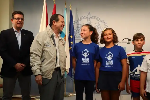 Abel Caballero luciendo la zamarra de la Semana Abanca (Foto Pedro Seoane)