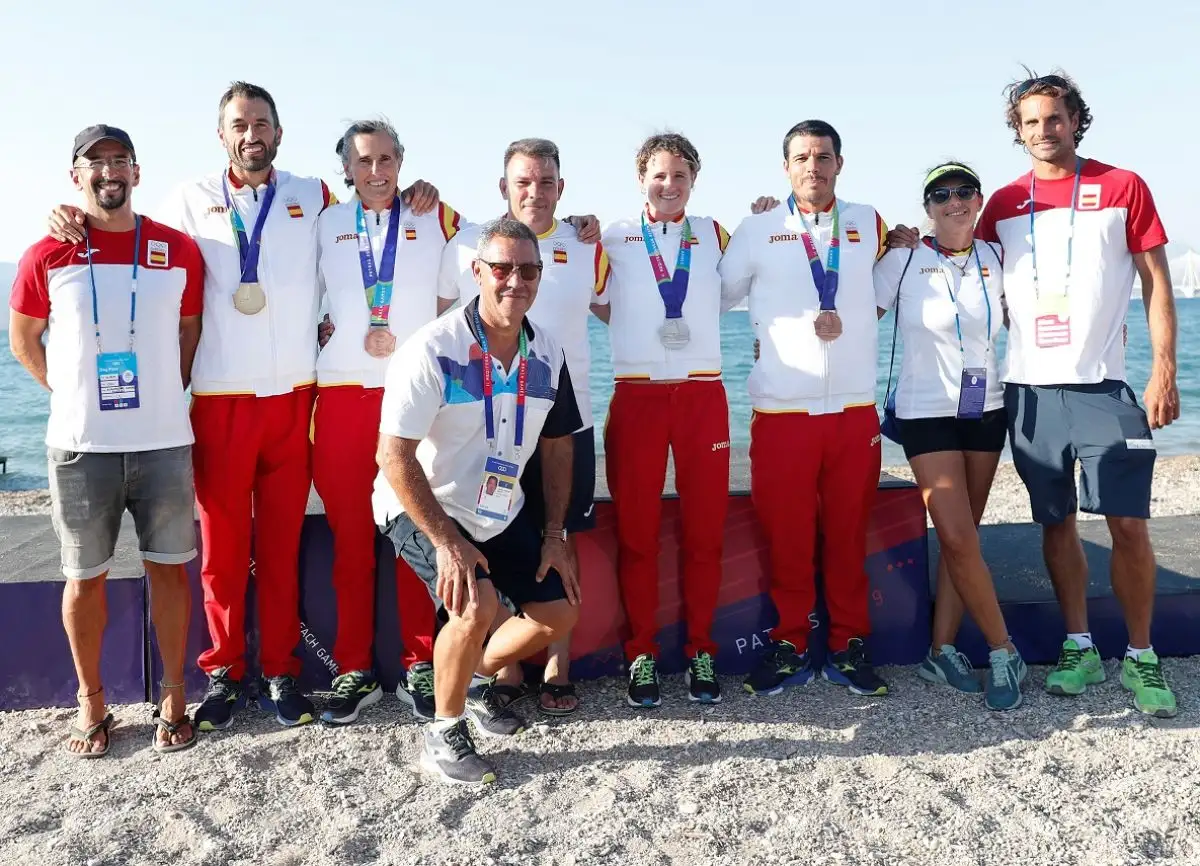 El asturiano Walter Bouzán(1d) ganó la medalla de oro en los Juegos Mediterráneos de Playa en la prueba de kayak de mar; la canaria Judith Verges (2d) la de plata, y la navarra Amaia Osaba (2i) y Esteban Medina (1i), ambos el bronce (Foto COE)