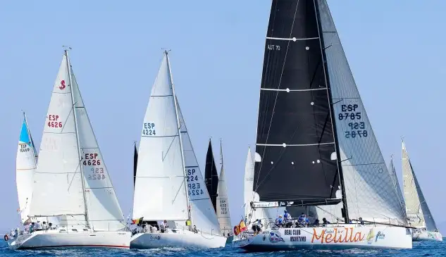 El viento, que no ha llegado a superar los 6 nudos de intensidad del 180º, ha condicionado la primera jornada en la bahía de Almería, pudiéndose completar una prueba barlovento-sotavento de las dos previstas (Foto Pep Portas)