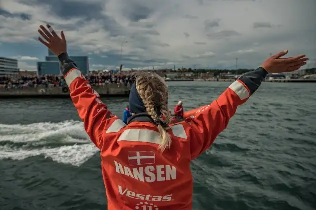  Jena Hansen a bordo del Vestas 11th Hour Racing, saludando a su llegada a Aarhus