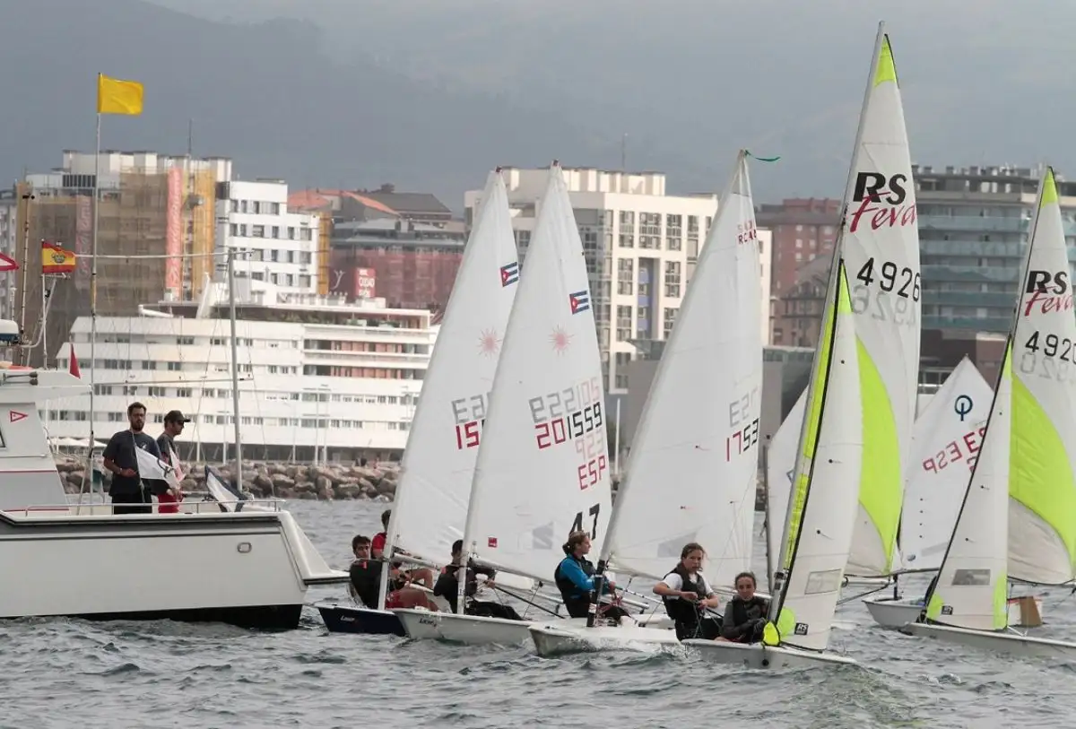 Covadonga Fernández en Optimist, Alfonso Jaudenes en Laser 4.7, Ignacio López y Diego Díaz en Feva, y José Palacio y Alberto Suárez en Snipe vencedores del Trofeo de Verano de Vela Ligera, del Real Club Astur de Regatas (Foto Félix G.Muñiz)
