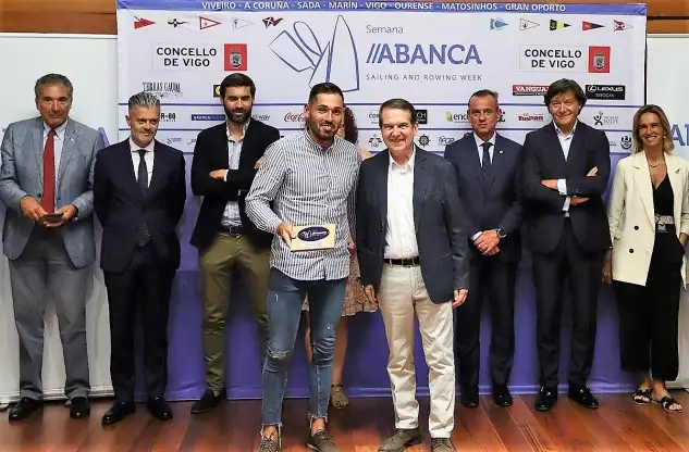 2019-09-03 Abel Caballero entregando la acreditación de piraguismo (1)