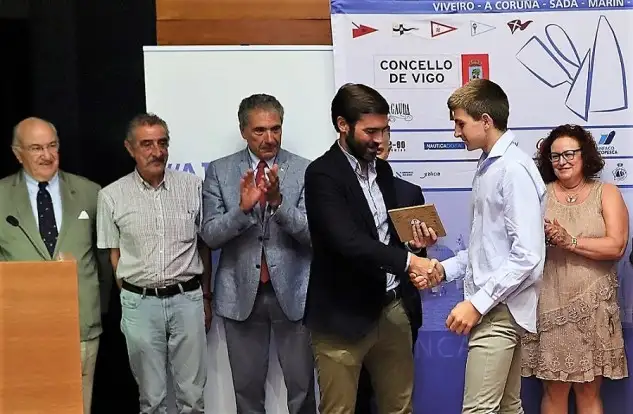 2019-09-03 Gorka Gómez entregando la acreditación de Comodoro de vela (1)