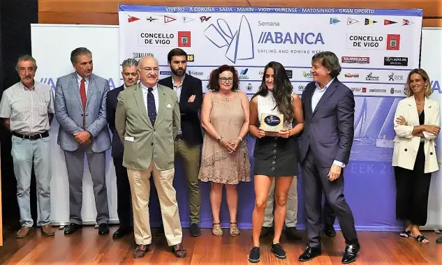 2019-09-03 José Ramón Lete entregando la acreditación de Comodoro de esquí náutico (1)