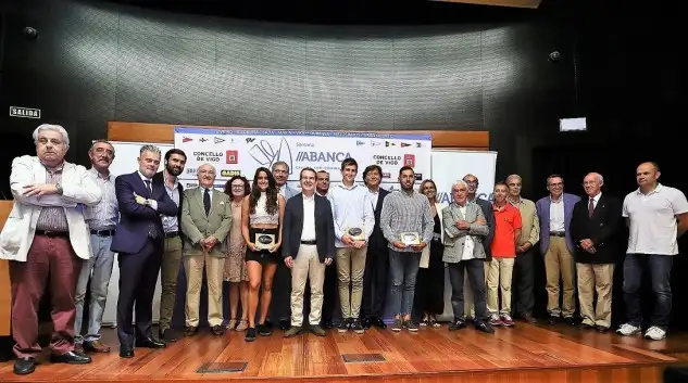 Asistieron numerosas autoridades al acto de presentación en la sede central viguesa de Abanca... entre ellos Aberl Caballero Alcalde de Vigo y José Ramón Lete Lasa máximo mandatario del deporte de la Xunta de Galicia (Foto Pedro Seoane)