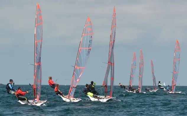Segunda jornada con menos viento en Santander, jugando en contra del tándem canario-cántabro formado por Yoel Hernández y Carlota García que tras ceder la primera plaza pasan a ocupar el cuarto puesto