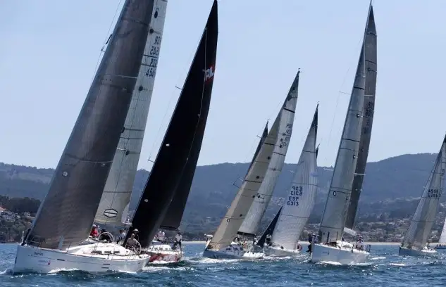 Salida de los barcos de gran eslora (Foto Rosana Calvo)