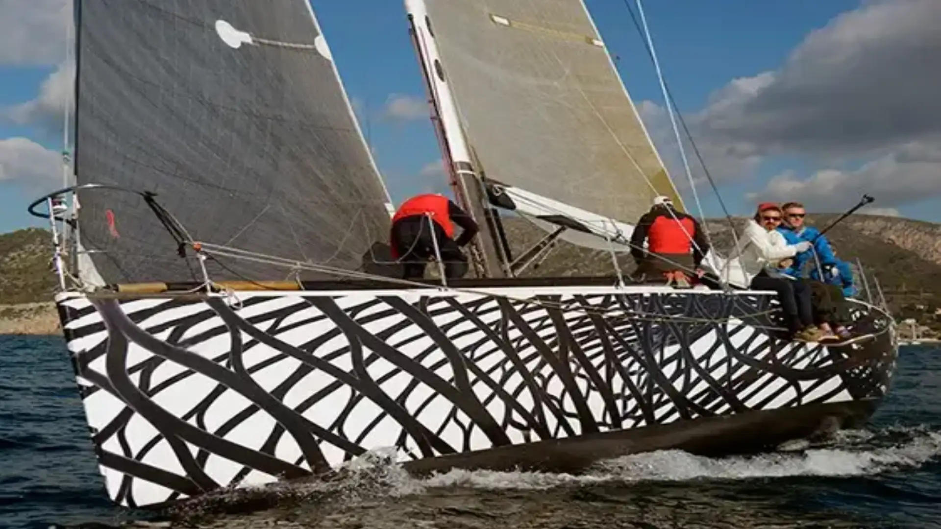 Grande ambiente mediterraneo di fronte alla Golden Cup Barcelona de Cruises