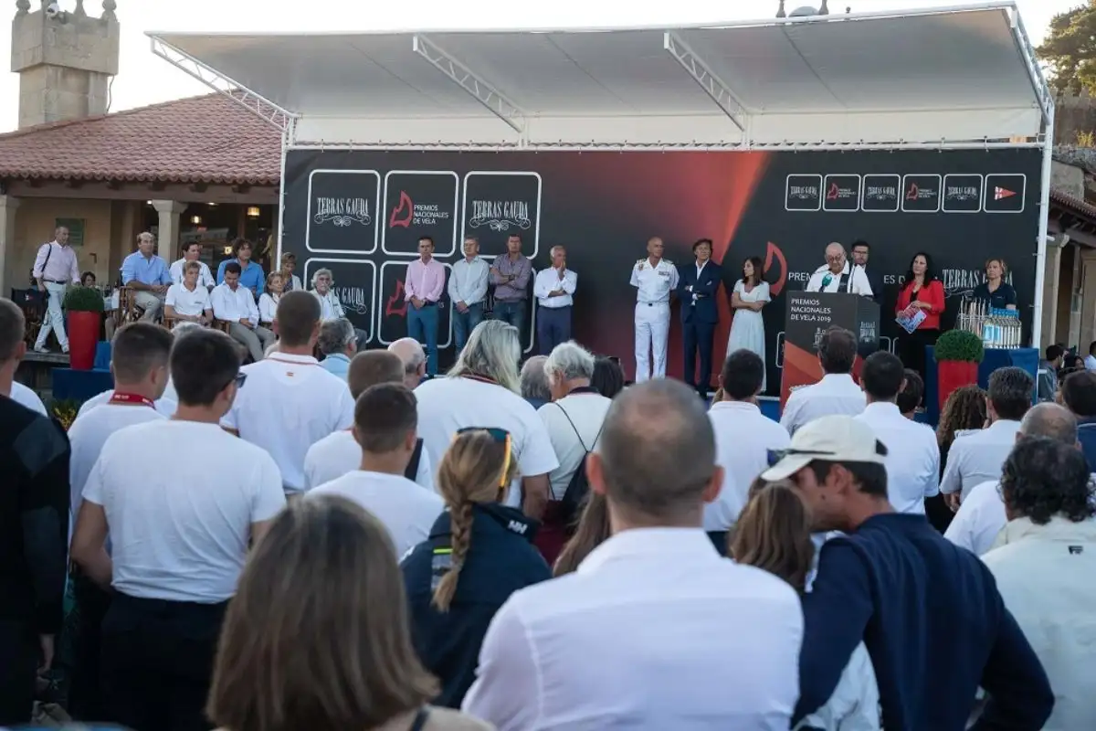 El village del MRCYB acogió esta tarde, a las 20:00 horas, la entrega de los prestigiosos Premios Nacionales de Vela Terras Gauda, que este año ha celebrado su vigésimo séptima edición y ha galardonado a los mejores equipos y regatistas de la temporada 2018