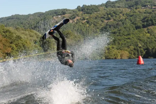 El campeón de España Alvaro Montes en su prueba de Figuras en Barra de Miño (Foto Pedro Seoane)