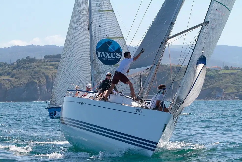 Durante el fin de semana se ha disputado en la bahía de San Lorenzo, la XXIX Regata Villa de Gijón de Cruceros, prueba organizada por el Real Club Astur de Regatas, que cuenta con el patrocinio del diario, El Comercio (Foto Félix G.Muñiz)