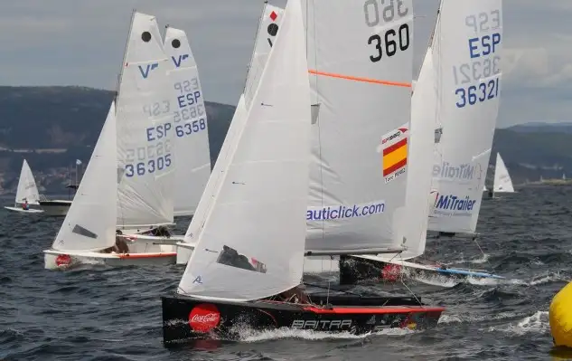 Las pruebas trapecios son una hora de duración. El sábado se comenzará a las dos de la tarde y el domingo a las doce de la mañana... los jueces Juan José Durán (Villagarcía), Rodríguez Moreno (Vigo), José María González (Moaña) y el vigués Nacho Campos como medidor... ell campo de regatas se montará entre la ensenada de Samil y las islas Cíes (Foto Pedro Seoane)