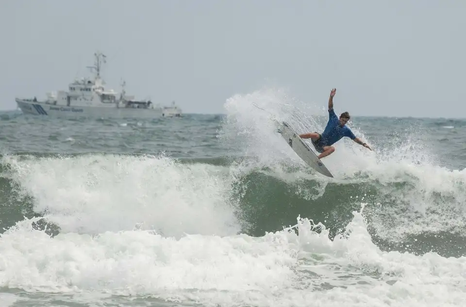 La playa de Miyazaki amaneció con el día nublado y unas duras condiciones de mar... olas pequeñas y mucho físico fue con lo que tuvieron que batallar los deportistas de la selección nacional