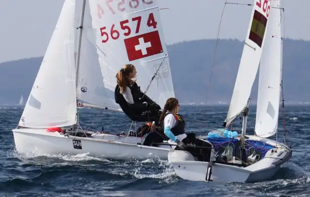 Africa Alonso y Helena Pérez Canal van terceras en 420... pero llevan un 10º que si desechan... (Foto Pedro Seoane)