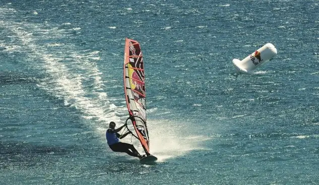 Valdevaqueros se prepara para el esperado enfrentamiento masivo entre kiters y windsurfers