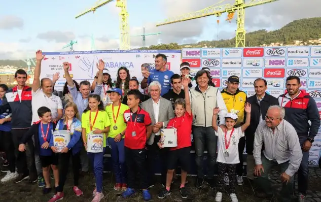 Los premiados con Lete y Manel en la ETEA (Foto Pedro Seoane)