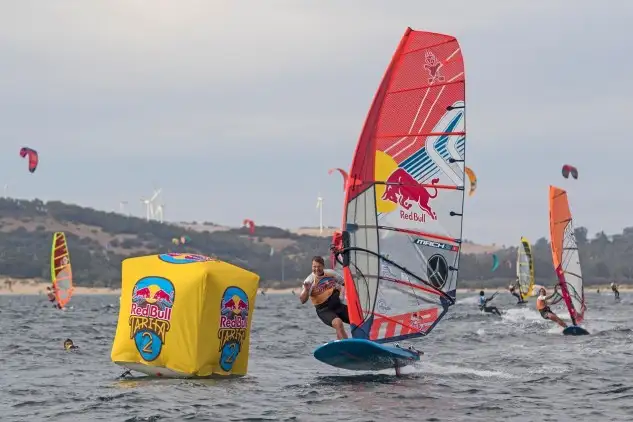 La heroína local Gisela Pulido lideró la regata, aunque finalizó tercera después de un apretado final de regata