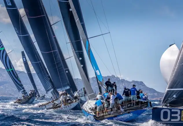 El barco americano manda en la Audi 52 Super Series Sailing Week Porto Cervo mientras que los argentinos consolidan su liderato en la general (Foto Martínez Studio)
