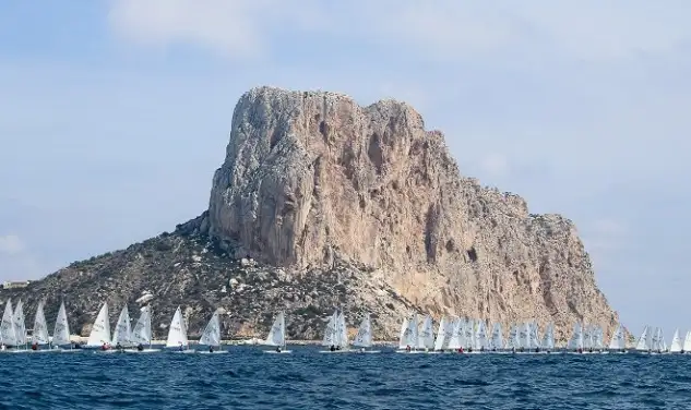 La regata del RCN de Calpe, que se celebra entre los días 28 y 29 de septiembre, es valedera para cerrar el equipo de la FVCV de Laser Radial, que competirá una semana más tarde en el Campeonato de España en La Manga (Foto Pep Portas)