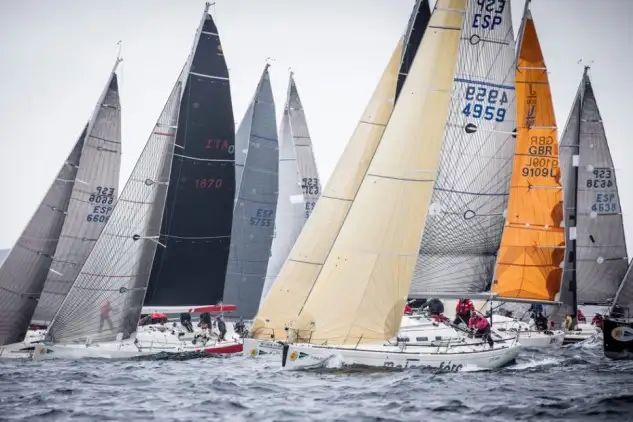 La entrada de una borrasca ha traído lluvia y viento a la ría de Pontevedra en la tercera y última jornada de regatas, lo que no impidió que el Comité pudiese completar nuevas pruebas para todas y cada una de las once clases participantes (Foto María Muíña)
