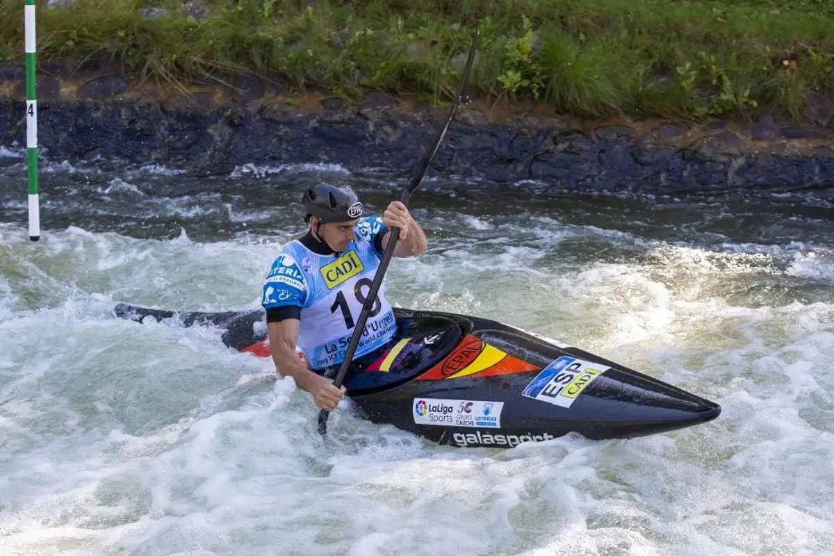 España asegura la clasificación para Tokio 2020 en las cuatro pruebas olímpicas, en las que ya tiene confirmada la presencia de la campeona olímpica Maialen Chourraut en K1 y de Ander Elosegi en C1 mientras que en K1 masculino pugnan por la plaza con David Llorente y Joan Crespo y en C1 femenino aspiran Nuria Vilarrubla y Klara Olazabal