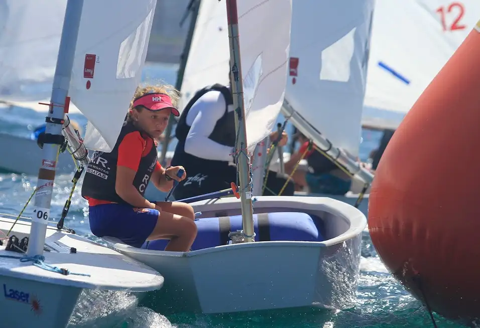 El Optimist será la clase más numerosa en aguas asturianas (Foto Félix G.Muñiz)