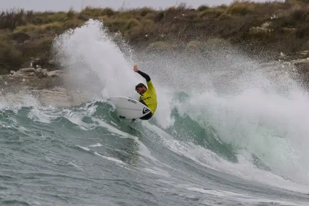 Aritz se subió a su primera tabla de surf a los 7 años y desde el primer momento apuntó maneras, aunque fue en 2002 cuando empezó a codearse con los mejores surfistas de Europa