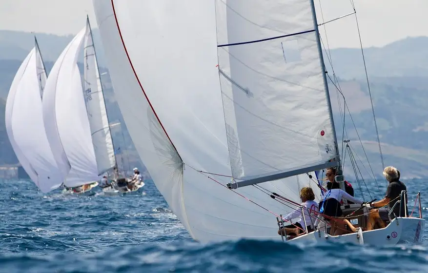 La tripulación de Azqueta, quinta en el pasado Mundial de Getxo, y el la de Nicolás Viar, mejor tripulación juvenil en ese campeonato del mundo, firmaron un primer y un segundo puesto para estar ahora empatados a tres puntos