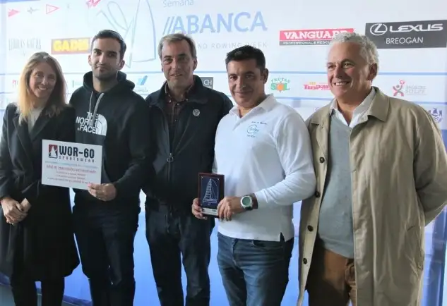 La tripulación del "Clínicas Gaias" recibiendo el premio de WOR60 (Foto Pedro Seoane)